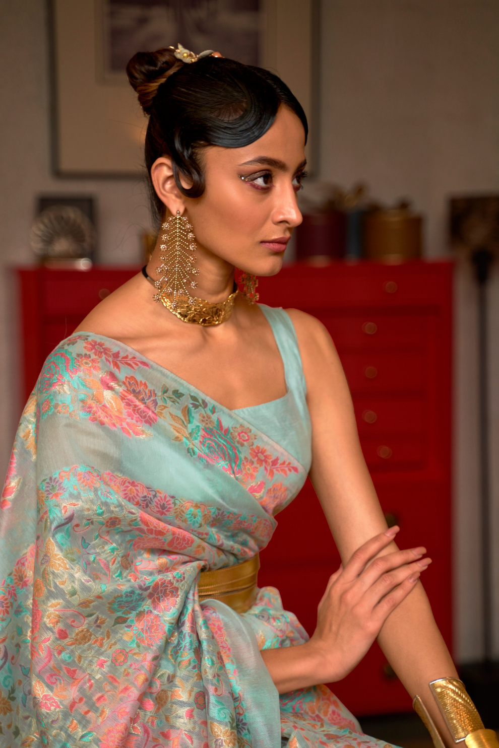 Floral Zari Silk Blend Banarasi Saree with Elegant Weave