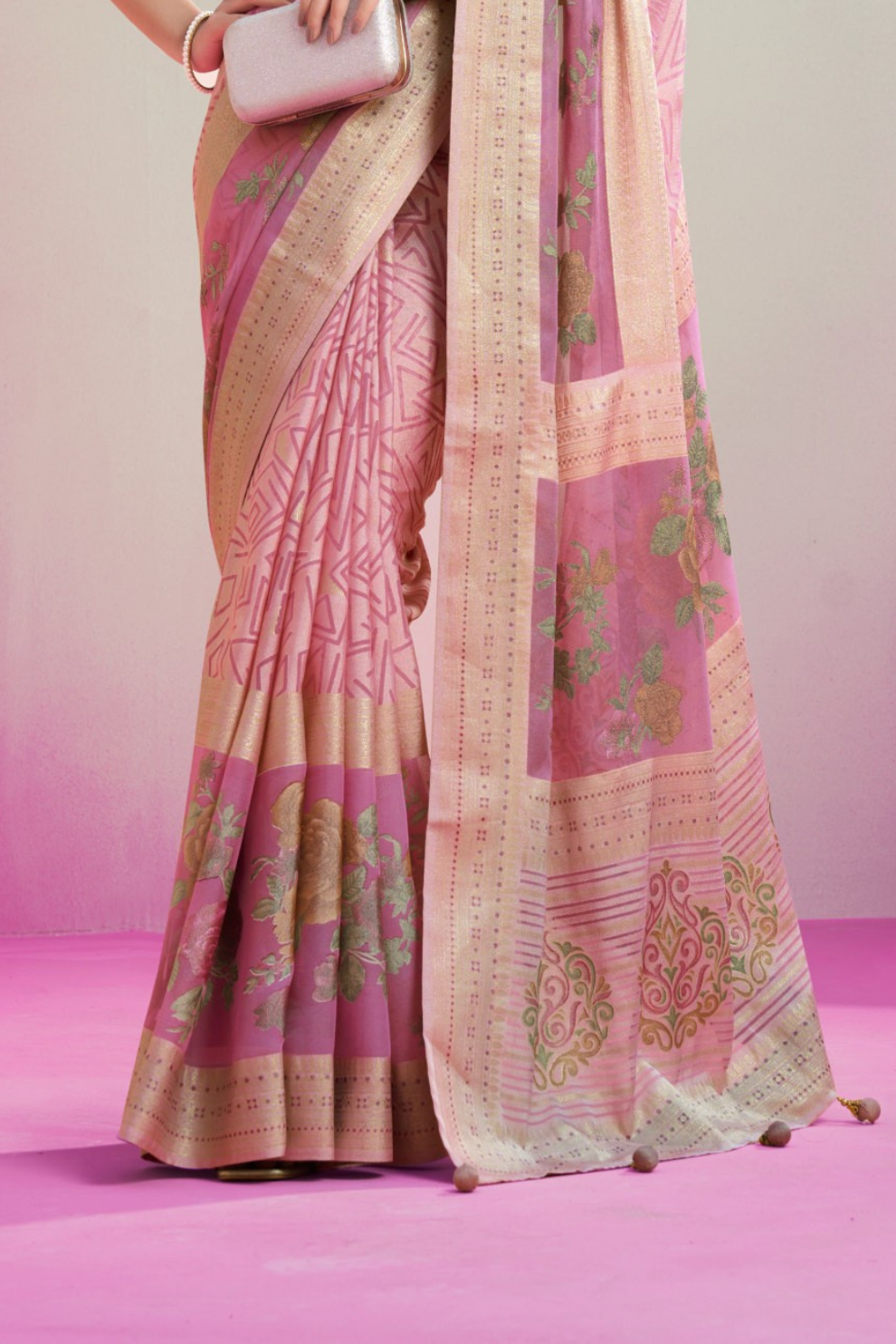 Luxury Georgette Saree Featuring Burnout Detailing