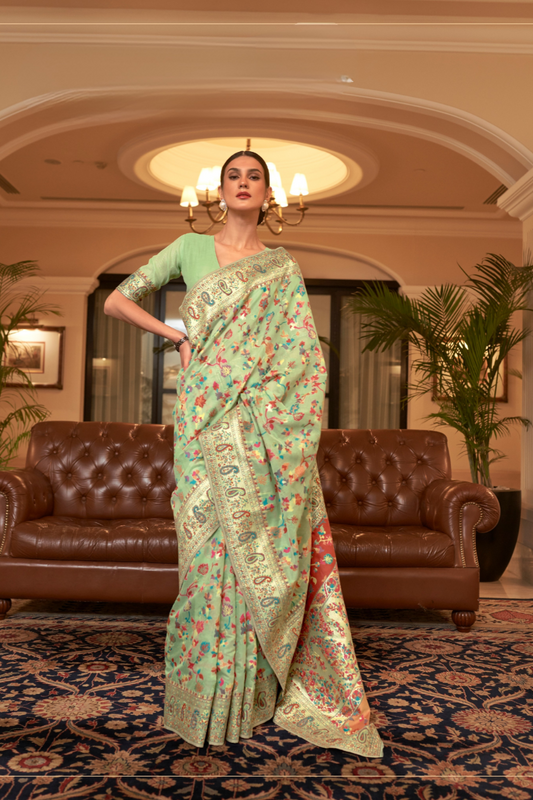 Elegant Handloom Weaving Saree with Traditional Artisan Detail
