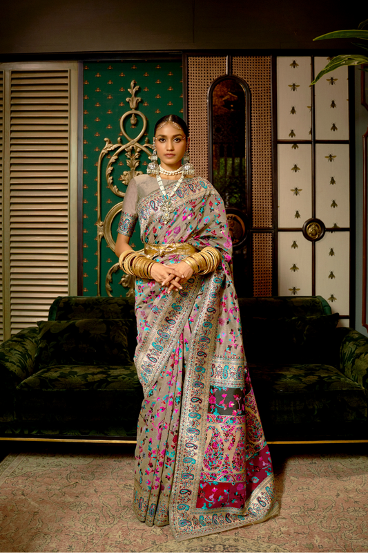 Elegant Handloom Weaving Saree with Traditional Artisan Detail