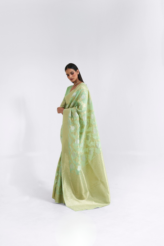 Traditional Linen Silk Saree with Elegant Zari Patterns