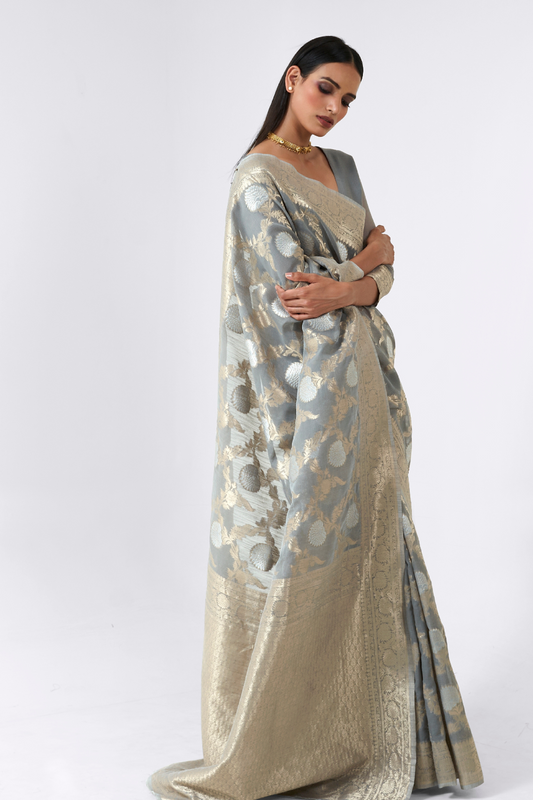 Traditional Linen Silk Saree with Elegant Zari Patterns