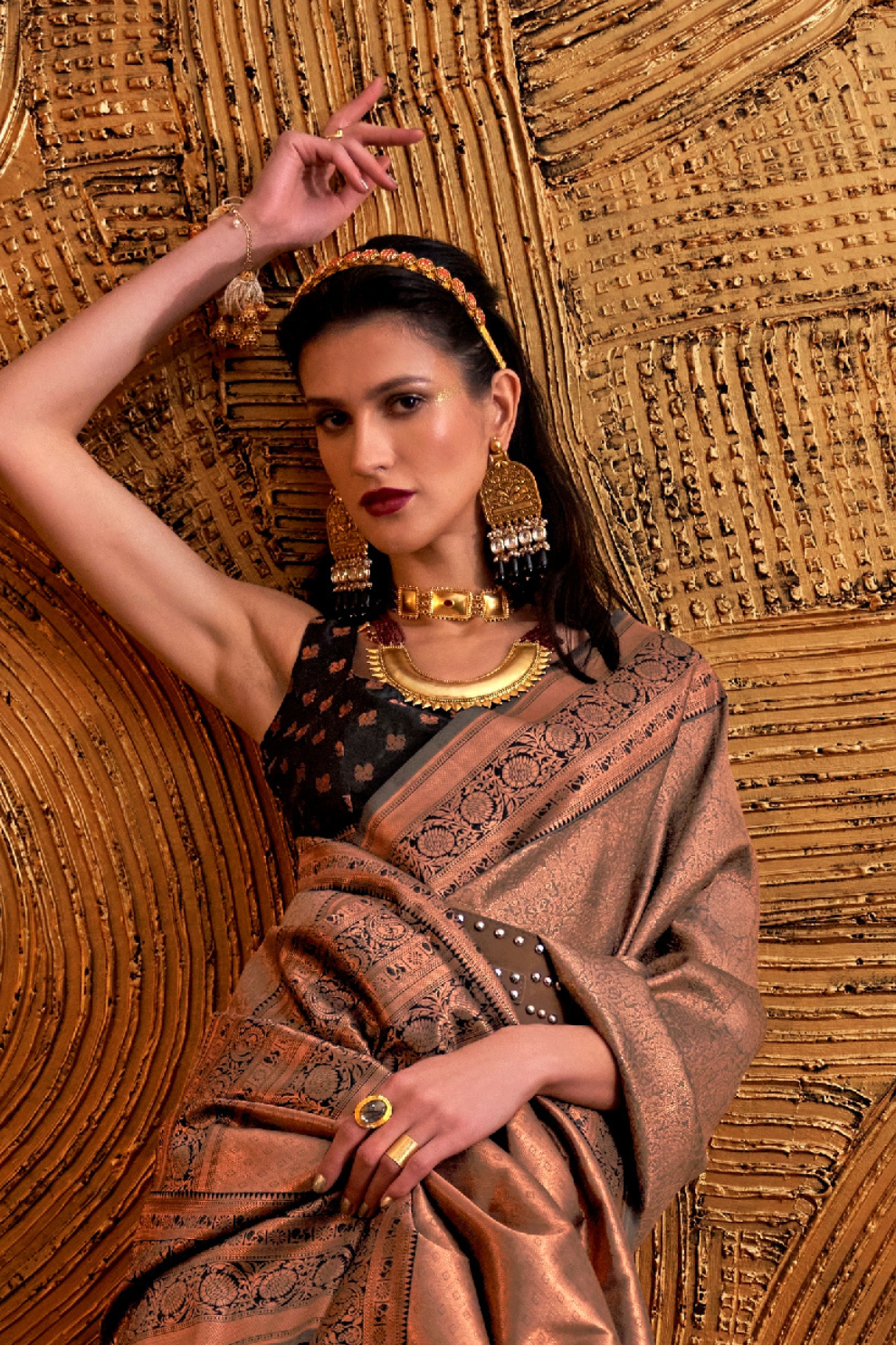 Elegant Handloom Woven Silk Saree with Classic Craftsmanship