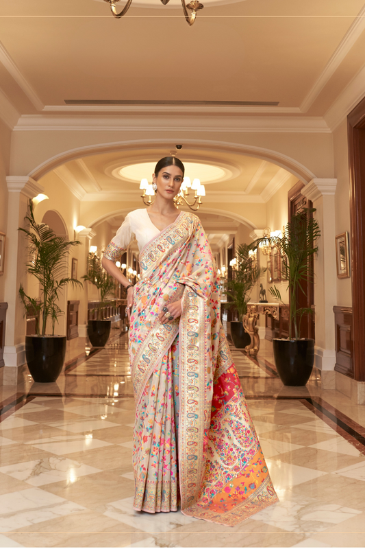 Elegant Handloom Weaving Saree with Traditional Artisan Detail