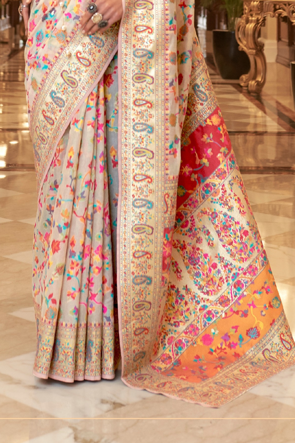 Elegant Handloom Weaving Saree with Traditional Artisan Detail