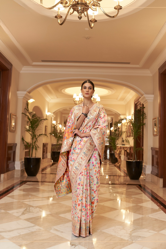 Elegant Handloom Weaving Saree with Traditional Artisan Detail