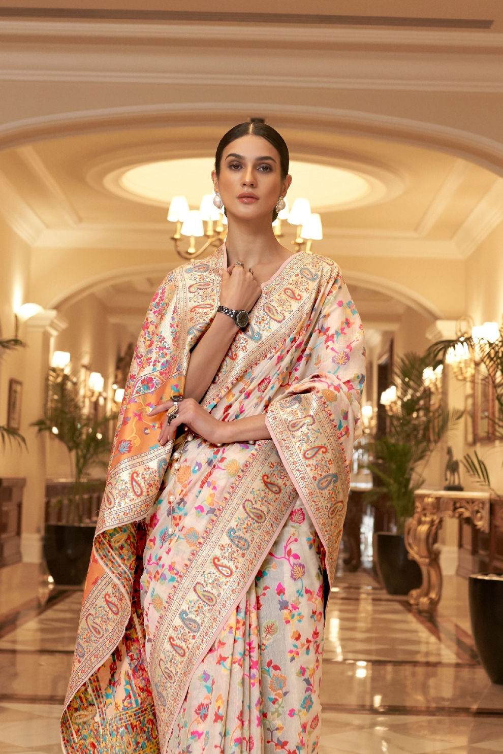 Elegant Handloom Weaving Saree with Traditional Artisan Detail
