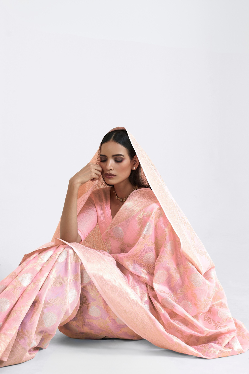 Traditional Linen Silk Saree with Elegant Zari Patterns