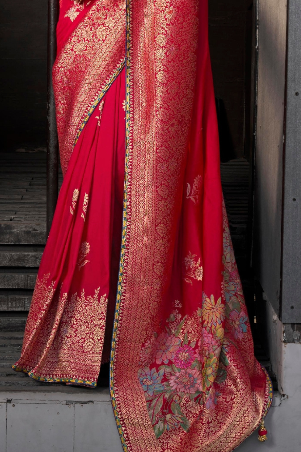 Soft Dola Viscose Silk Saree with 3D Weaved Pallu - LaVante Fashion