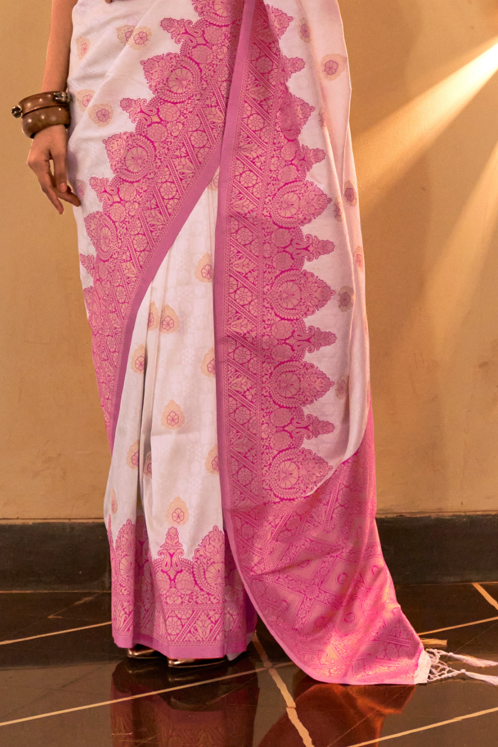 Chaap Handloom Weaving Silk Banarasi Saree with Traditional Charm