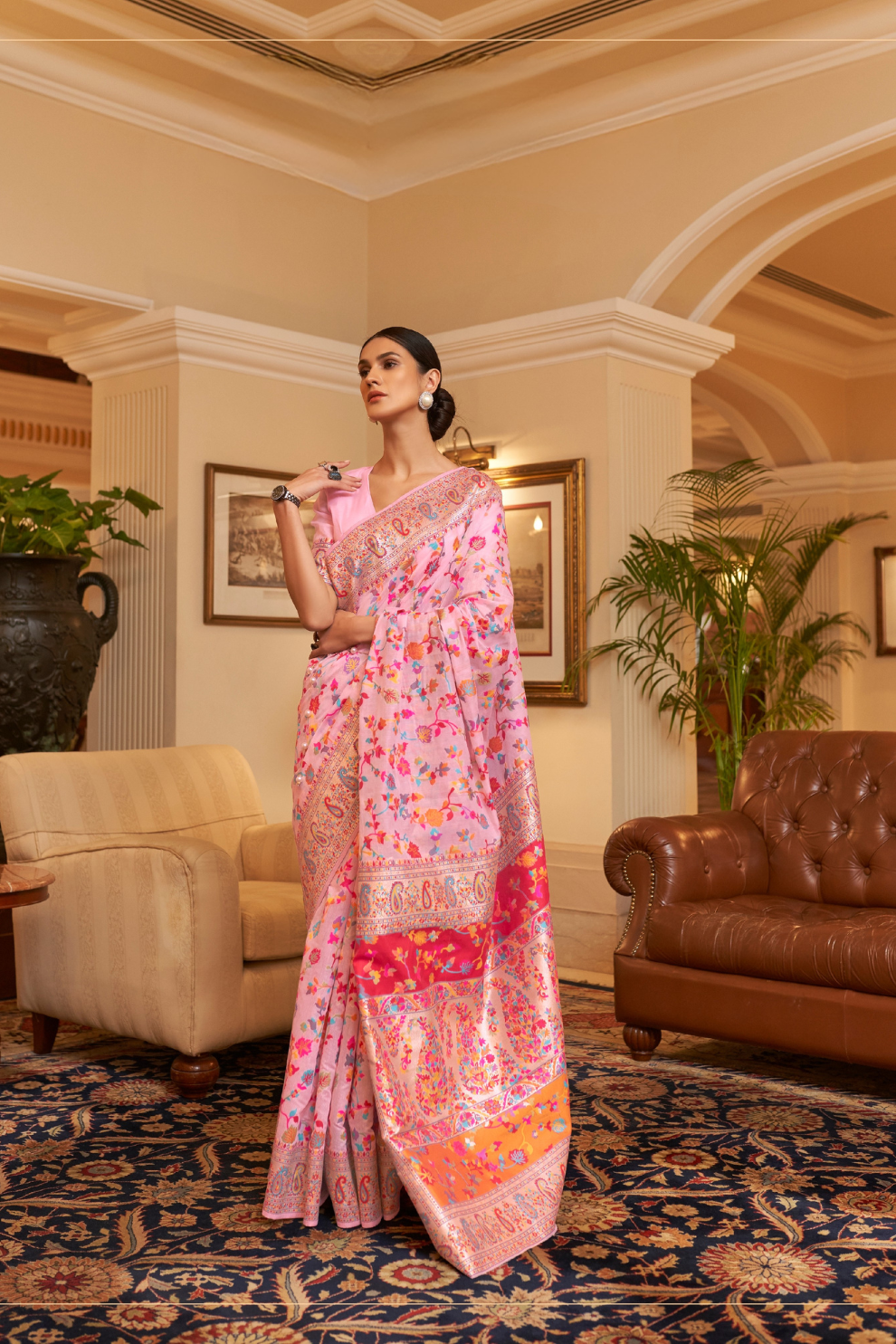 Elegant Handloom Weaving Saree with Traditional Artisan Detail