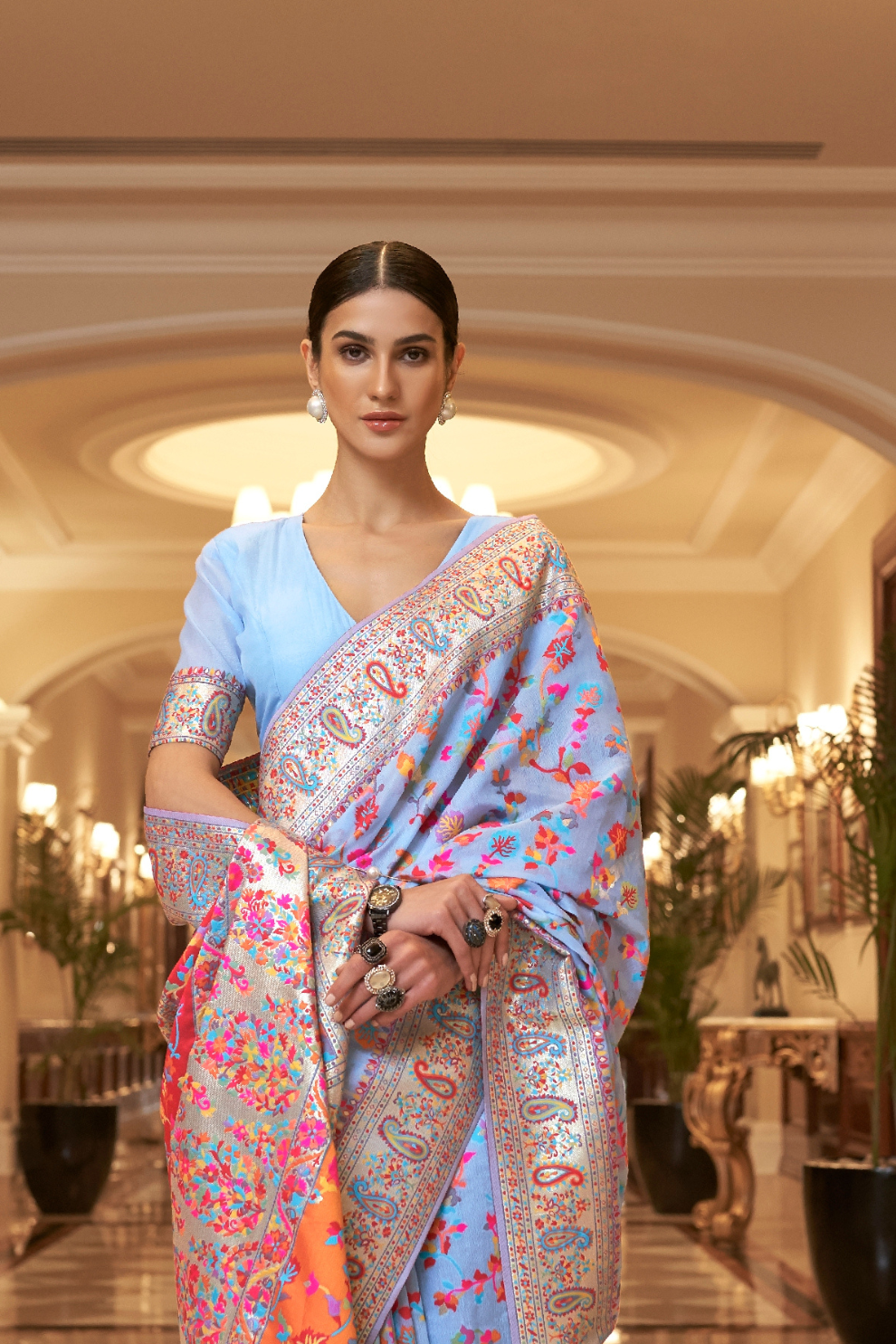 Elegant Handloom Weaving Saree with Traditional Artisan Detail