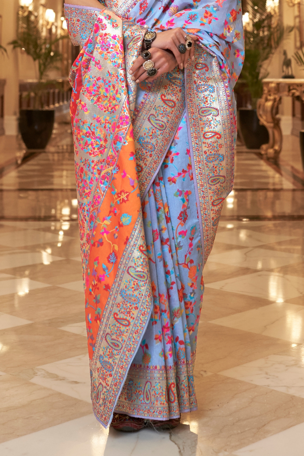 Elegant Handloom Weaving Saree with Traditional Artisan Detail