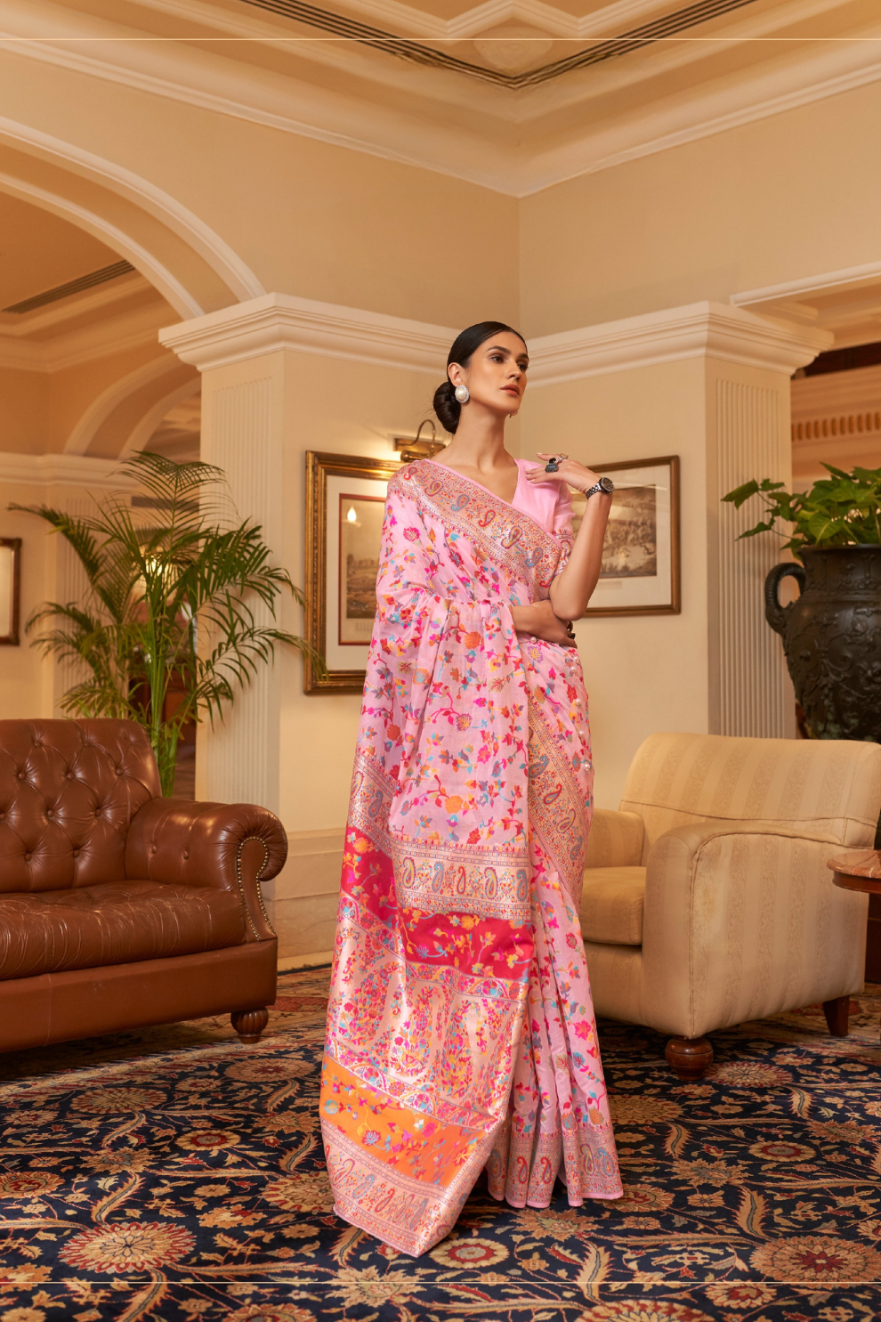 Elegant Handloom Weaving Saree with Traditional Artisan Detail