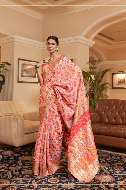 Elegant Handloom Weaving Saree with Traditional Artisan Detail