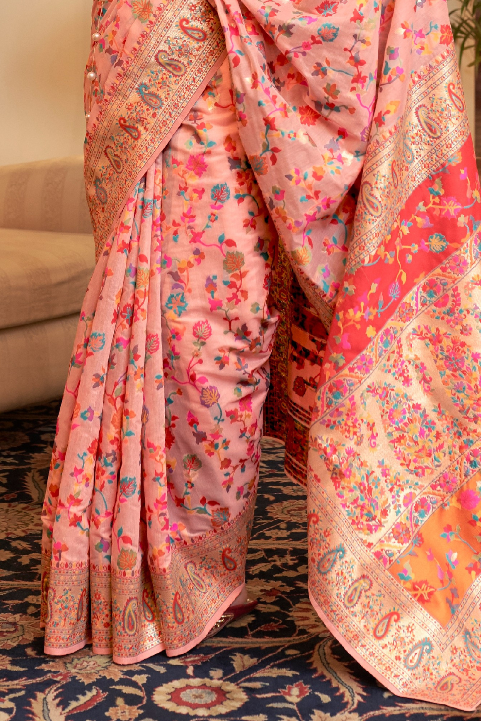 Elegant Handloom Weaving Saree with Traditional Artisan Detail