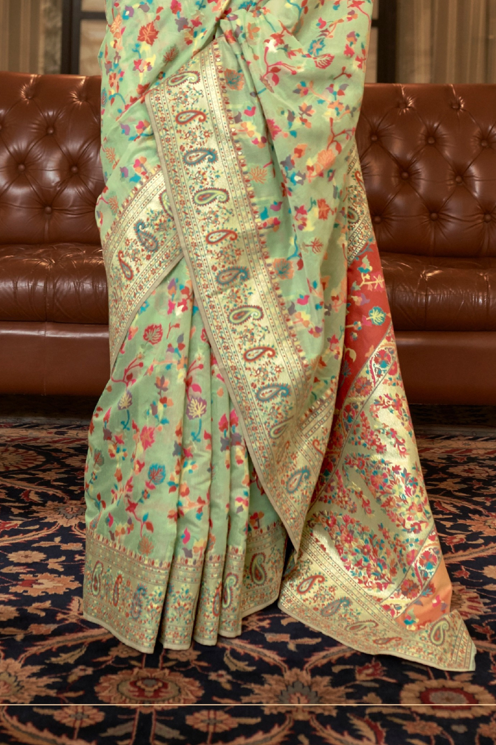 Elegant Handloom Weaving Saree with Traditional Artisan Detail