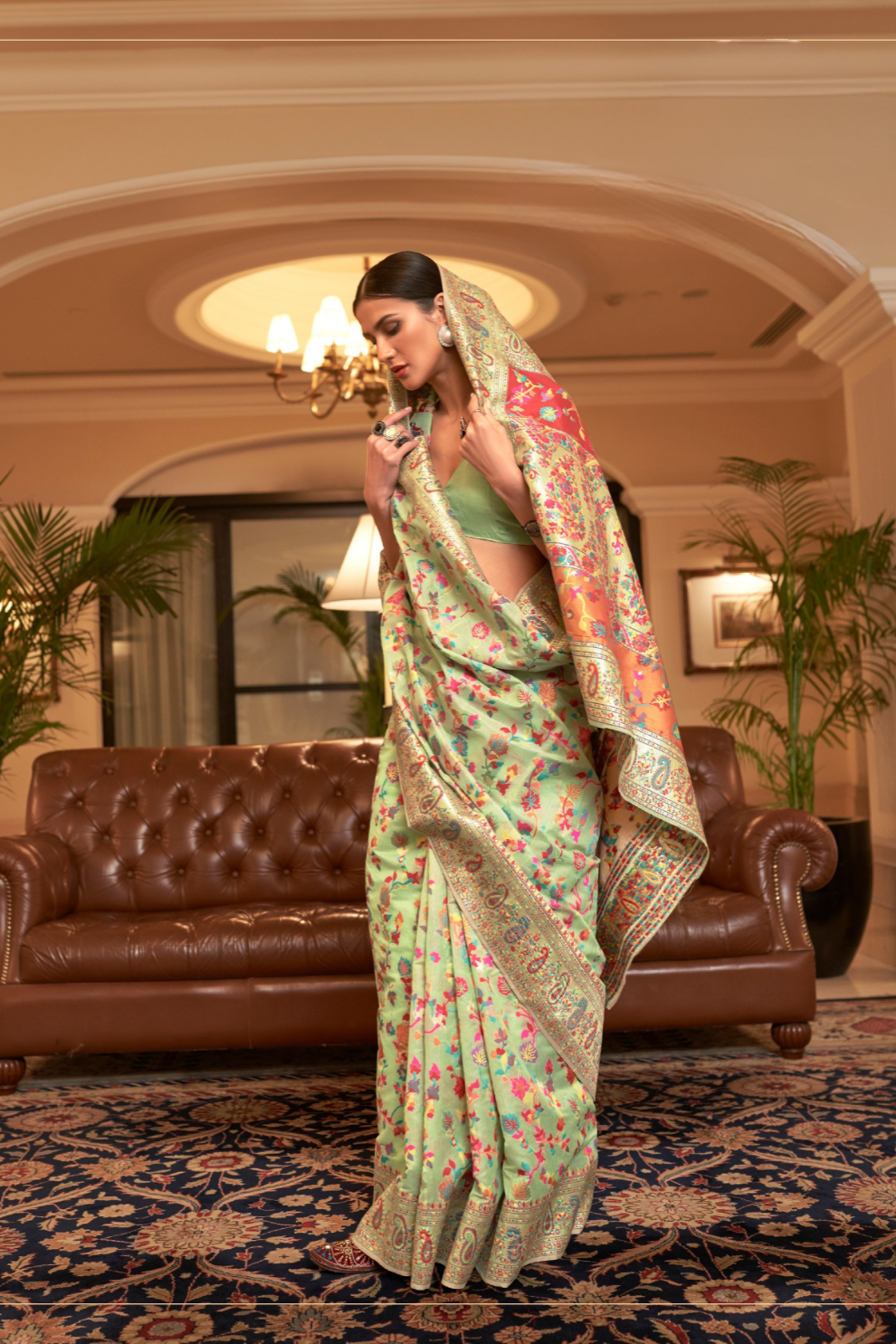 Elegant Handloom Weaving Saree with Traditional Artisan Detail