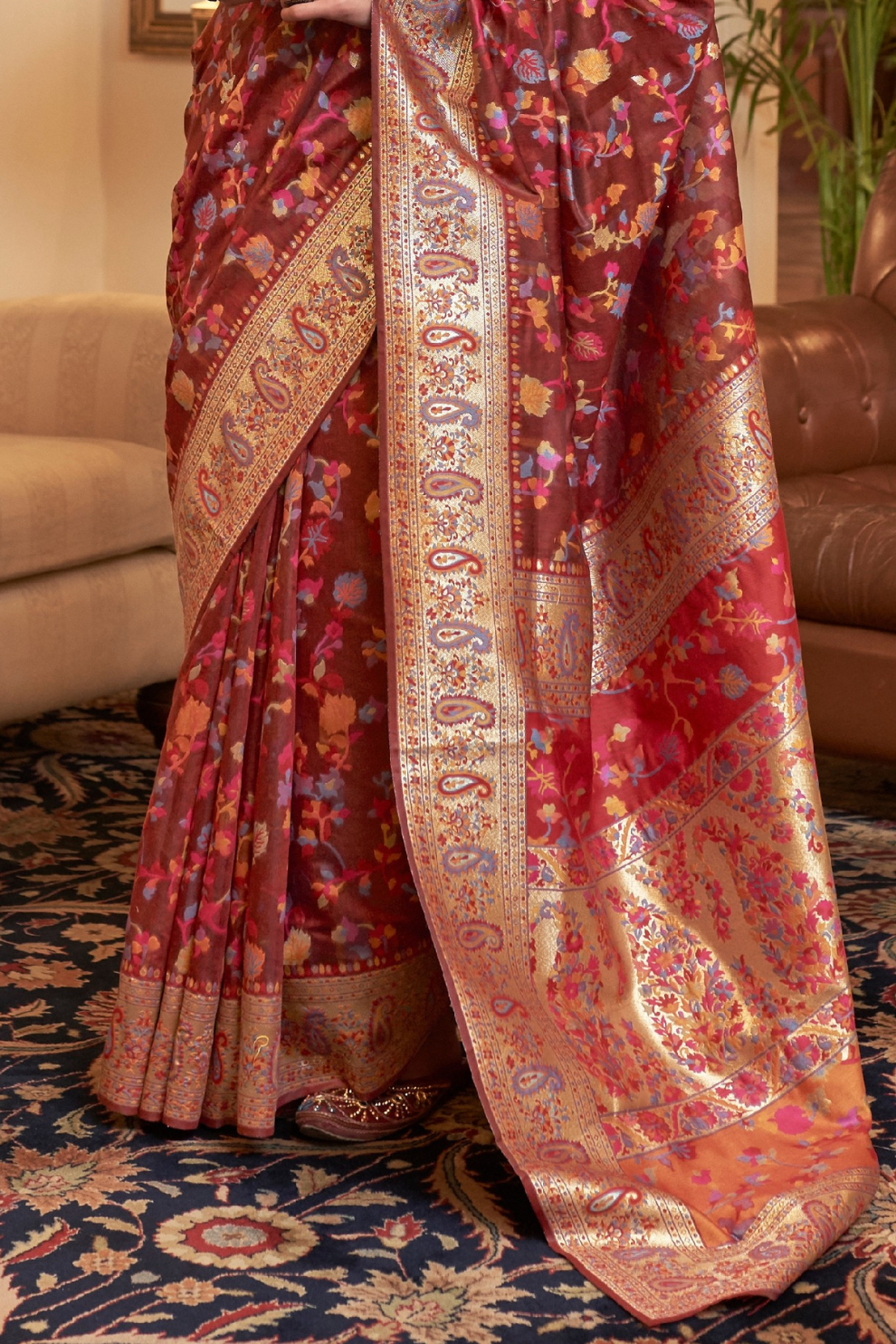 Elegant Handloom Weaving Saree with Traditional Artisan Detail