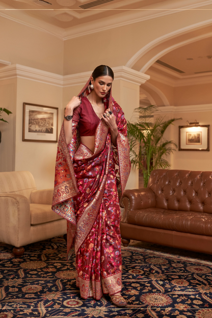 Elegant Handloom Weaving Saree with Traditional Artisan Detail