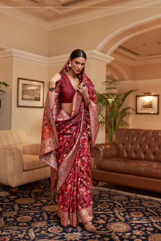 Elegant Handloom Weaving Saree with Traditional Artisan Detail