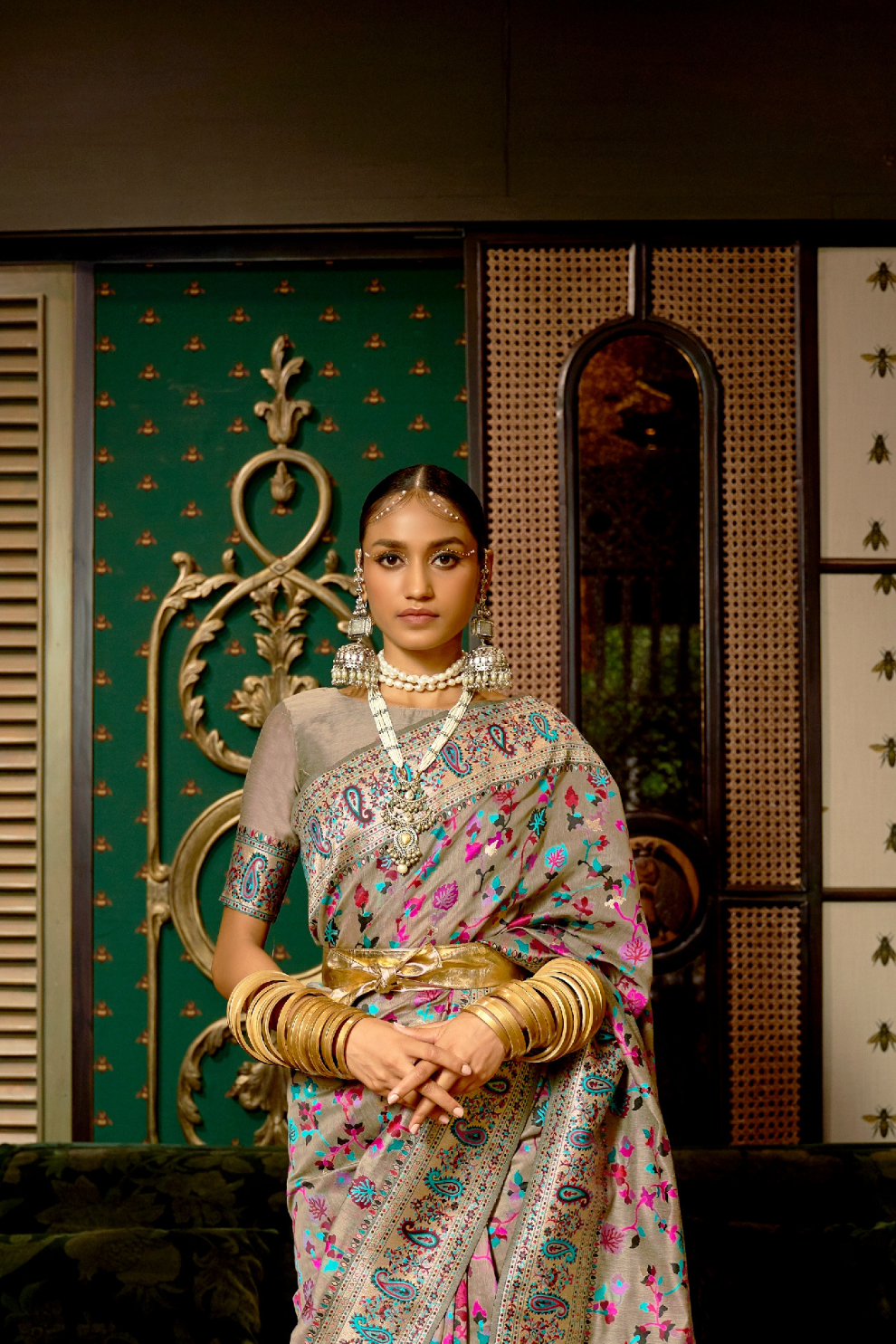 Elegant Handloom Weaving Saree with Traditional Artisan Detail