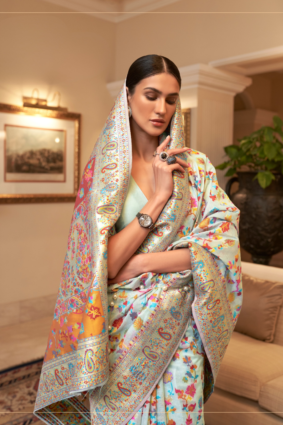 Elegant Handloom Weaving Saree with Traditional Artisan Detail