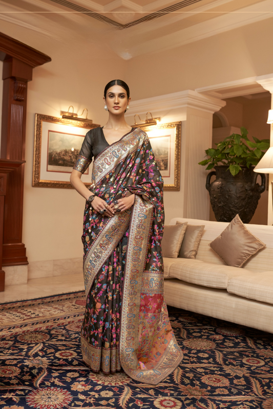 Elegant Handloom Weaving Saree with Traditional Artisan Detail