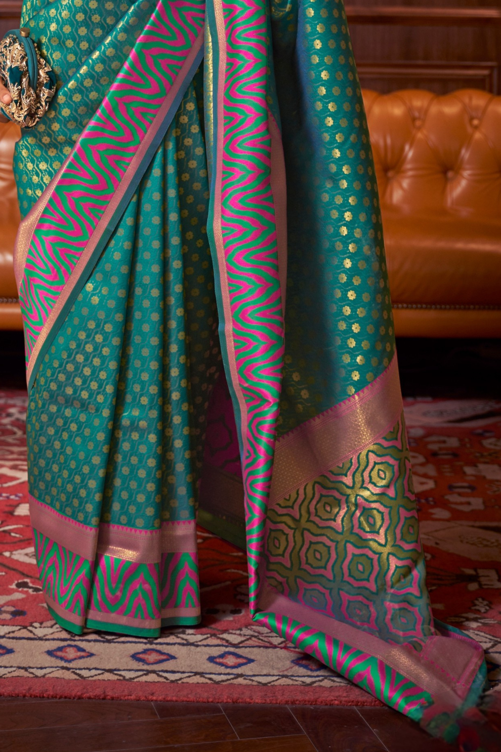 Elegant Handloom Saree with Traditional Zari Weaving