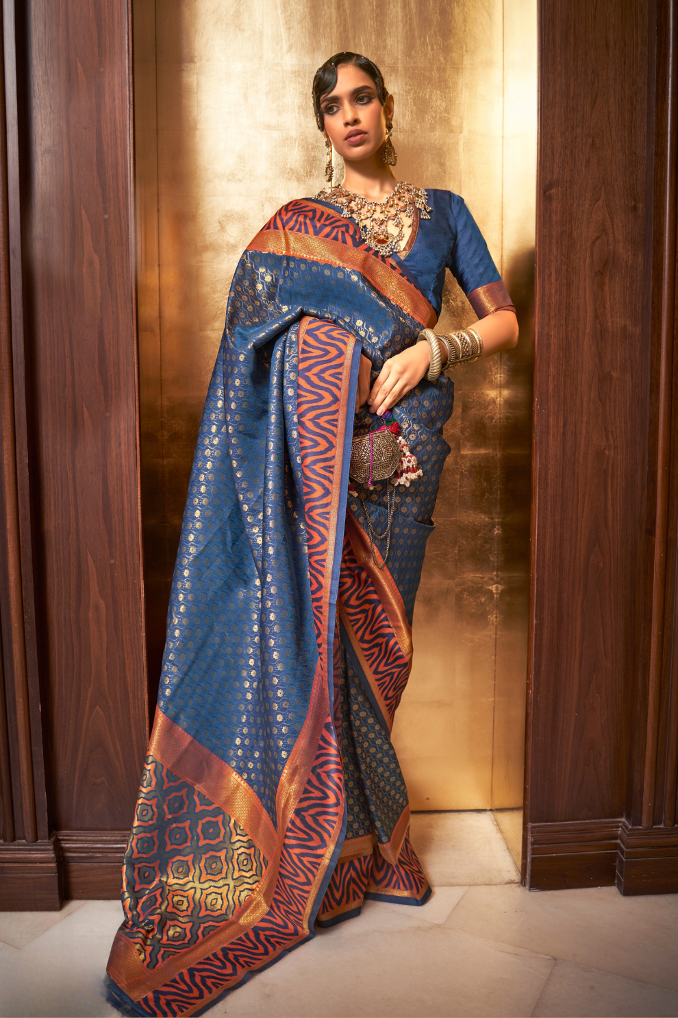 Elegant Handloom Saree with Traditional Zari Weaving