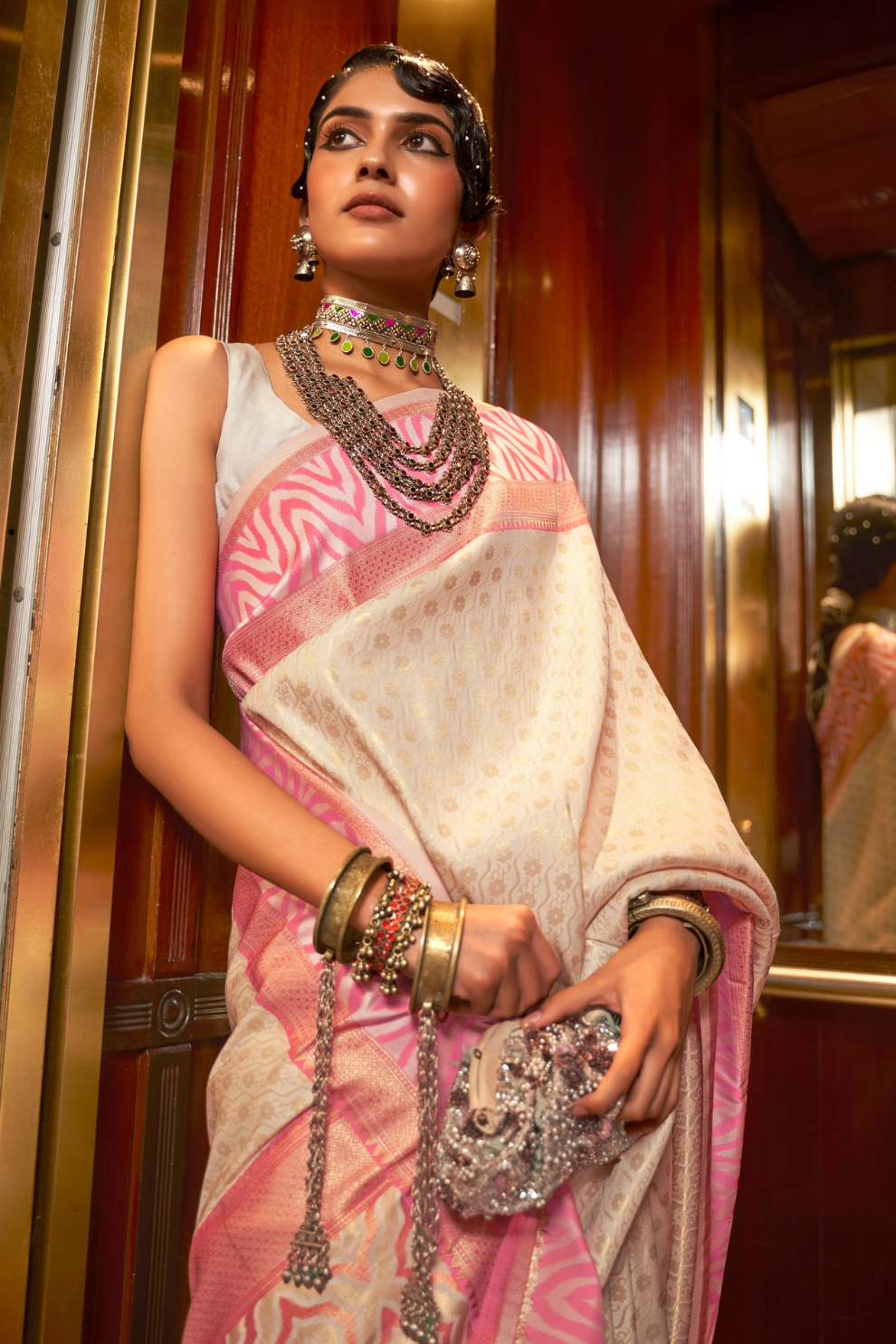 Elegant Handloom Saree with Traditional Zari Weaving