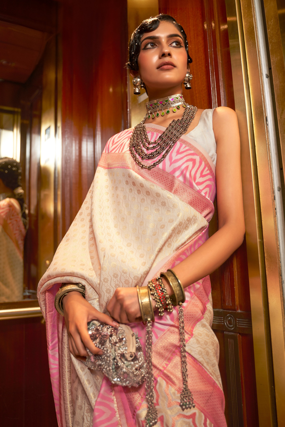 Elegant Handloom Saree with Traditional Zari Weaving