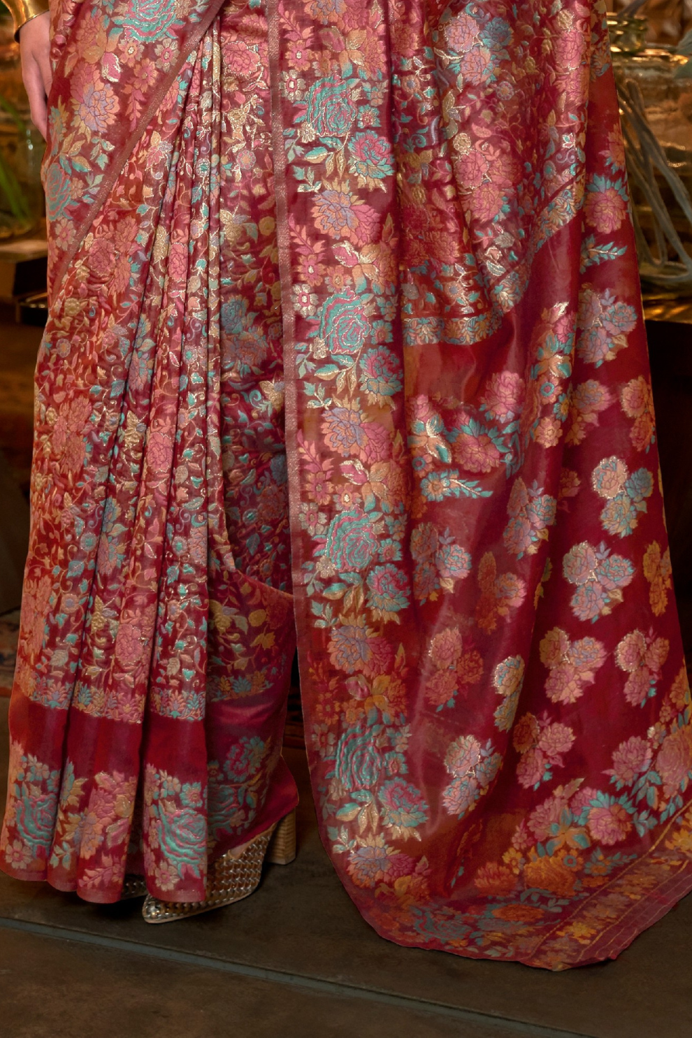 Floral Zari Silk Blend Banarasi Saree with Elegant Weave