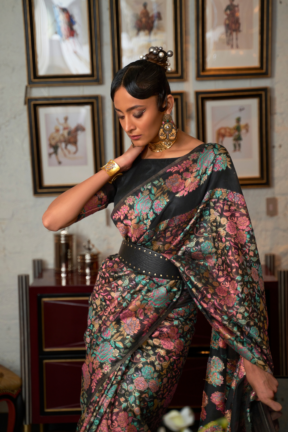 Floral Zari Silk Blend Banarasi Saree with Elegant Weave