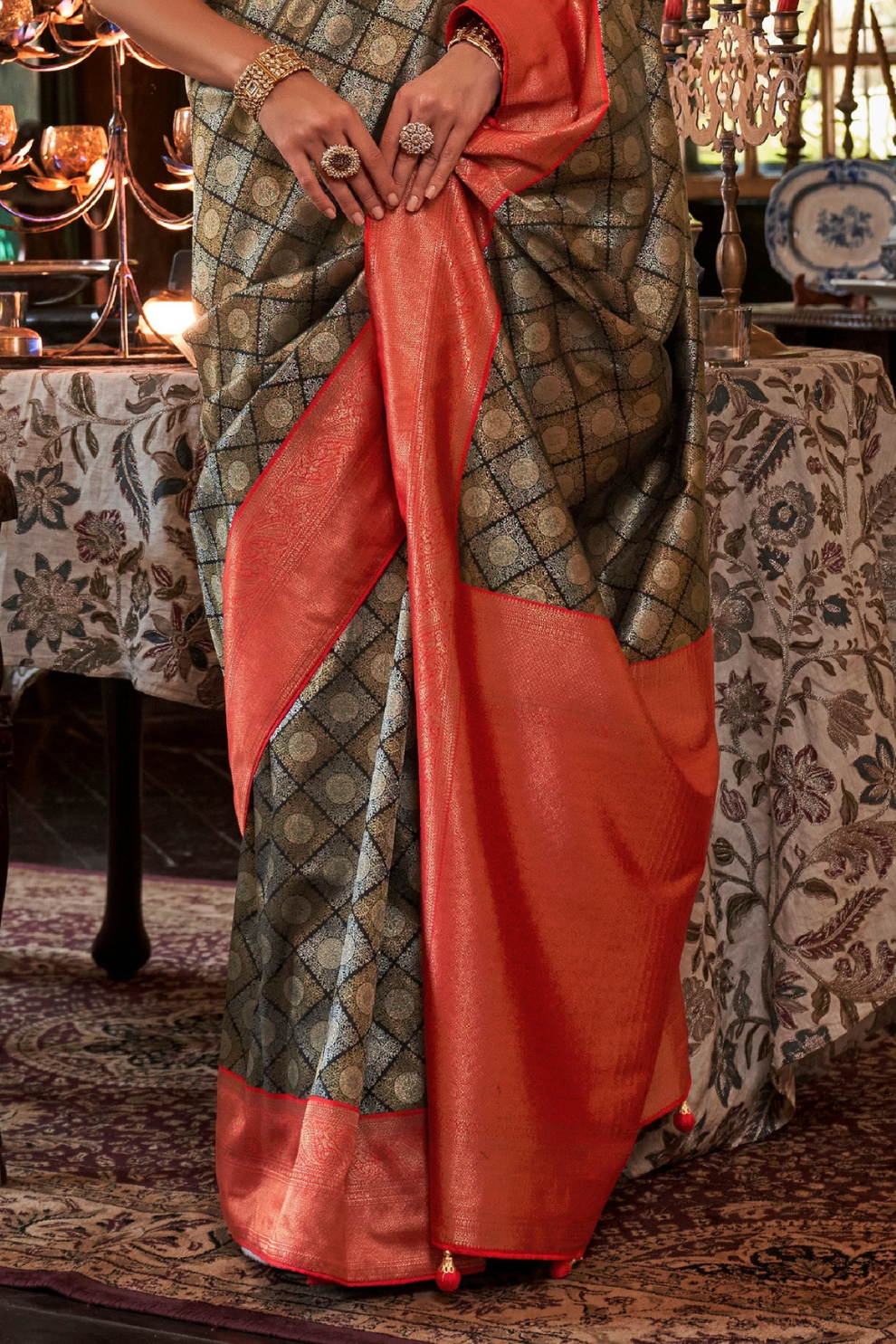 Graceful Kanjeevaram Silk Blend Saree with Motif Work