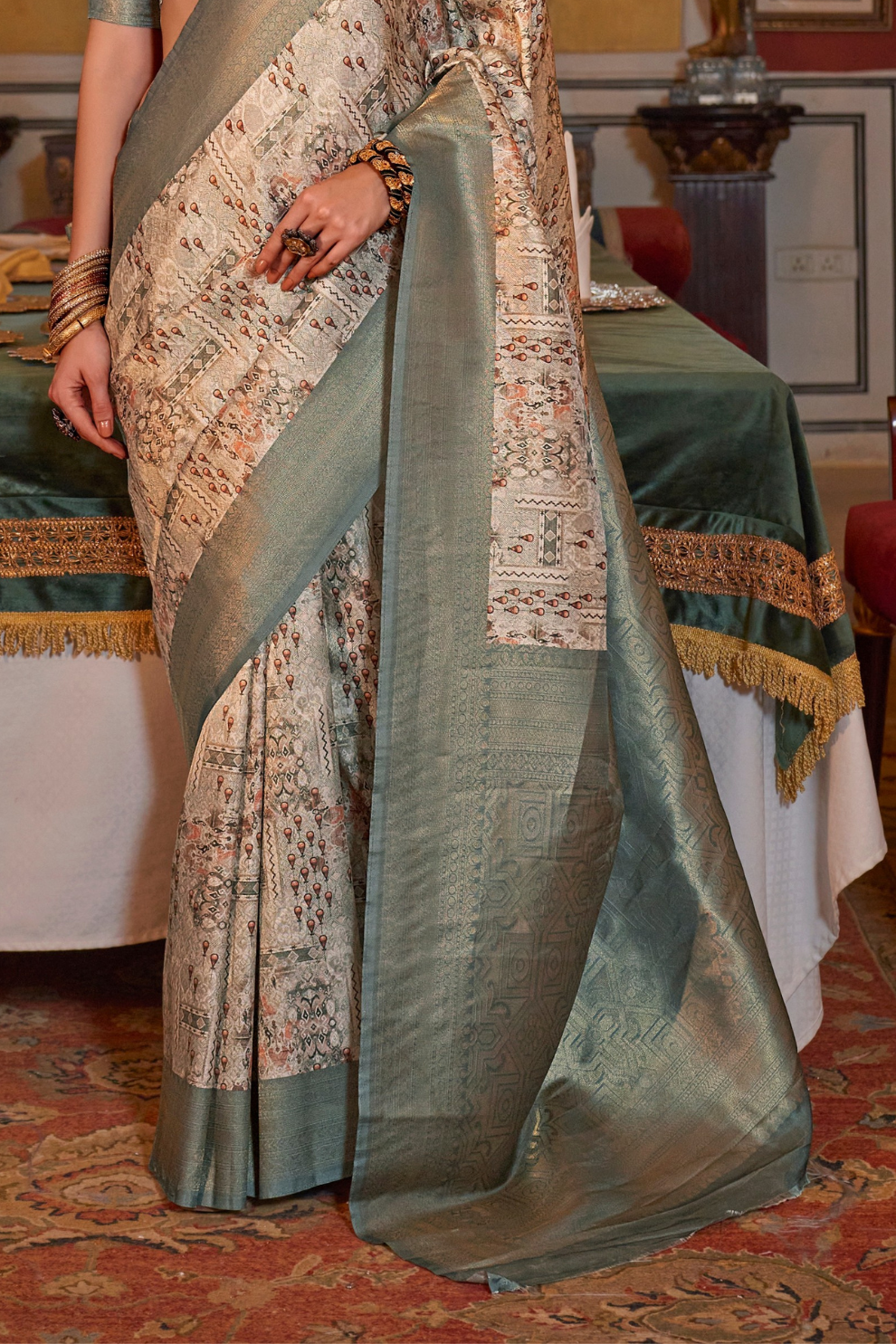 Elegant Silk Blend Saree with Kanjivaram Weave