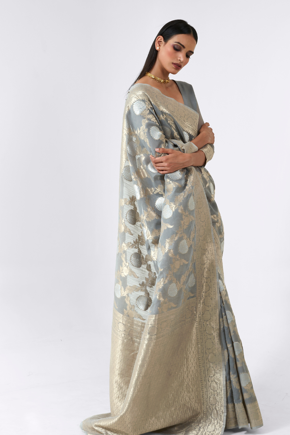 Traditional Linen Silk Saree with Elegant Zari Patterns