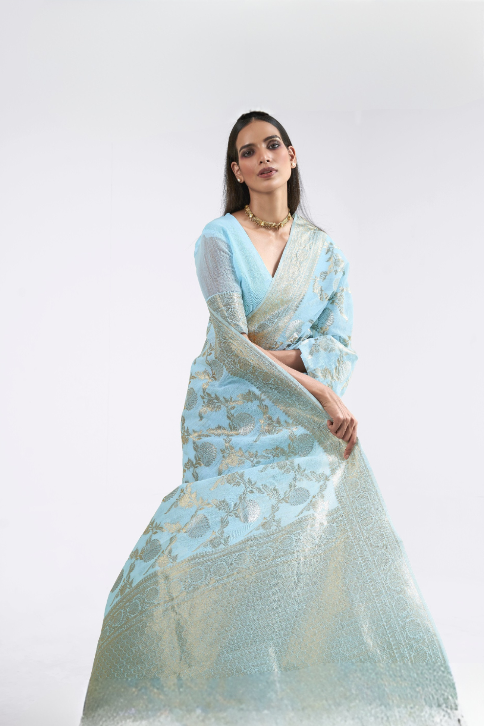 Traditional Linen Silk Saree with Elegant Zari Patterns