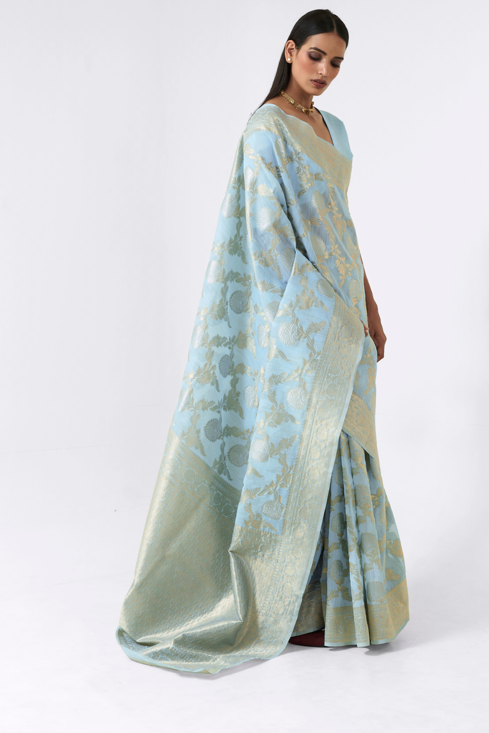 Traditional Linen Silk Saree with Elegant Zari Patterns