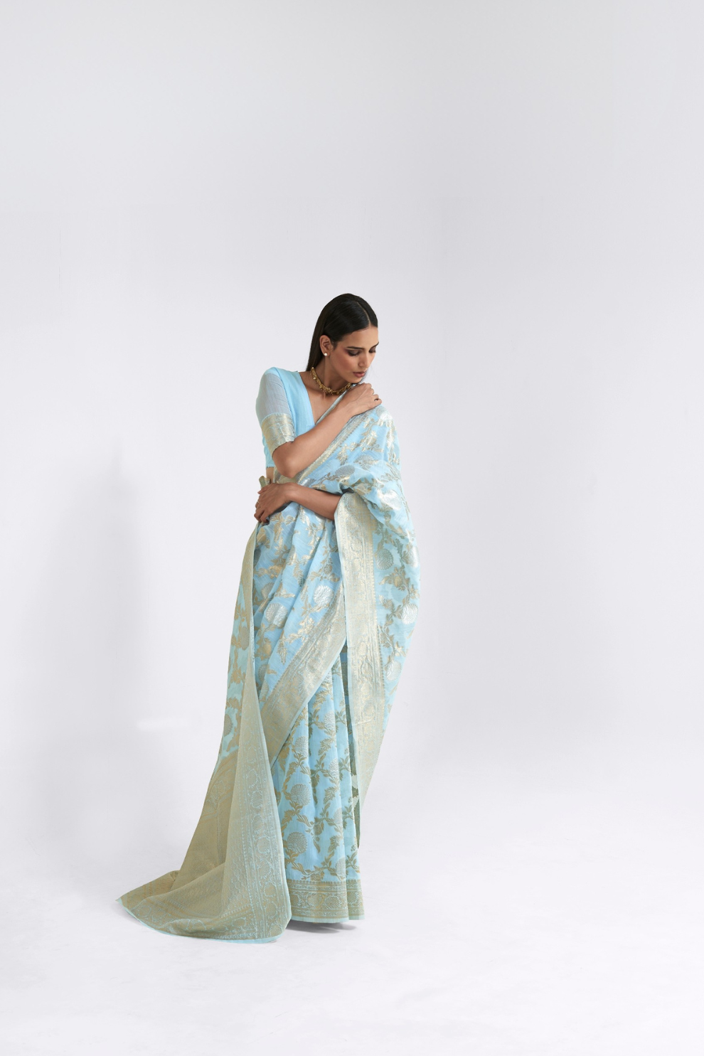 Traditional Linen Silk Saree with Elegant Zari Patterns