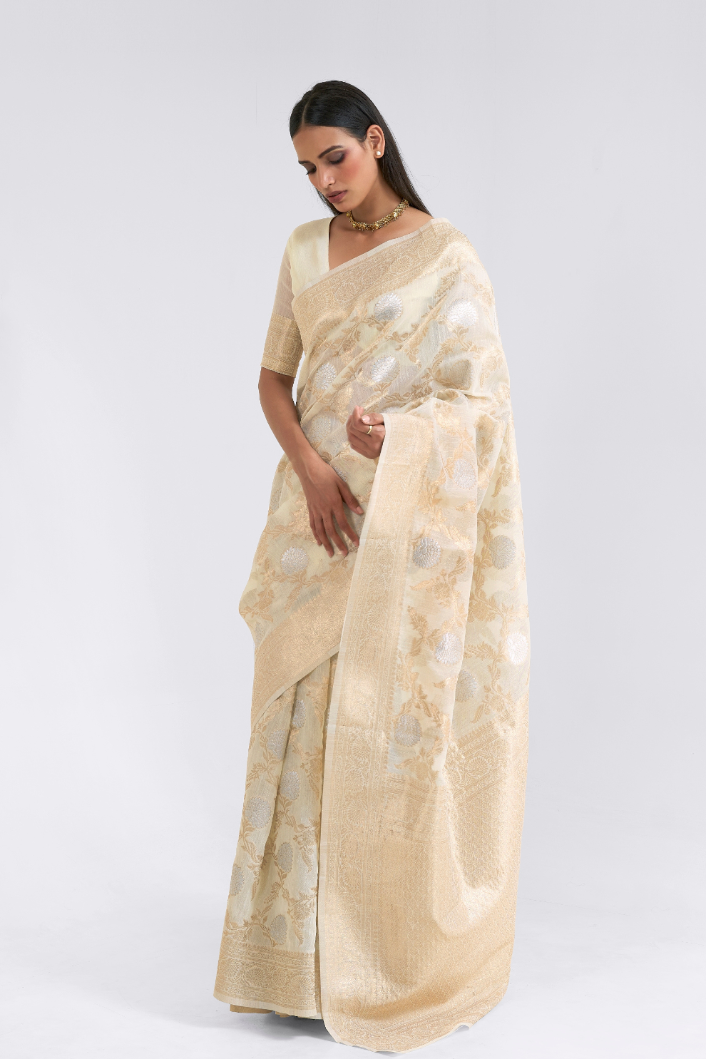 Traditional Linen Silk Saree with Elegant Zari Patterns