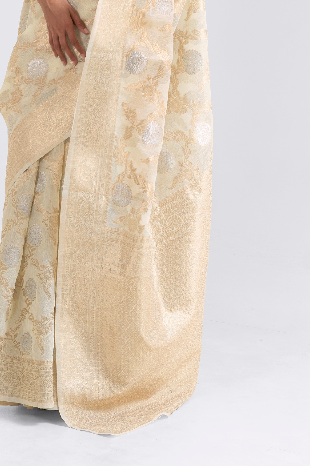 Traditional Linen Silk Saree with Elegant Zari Patterns