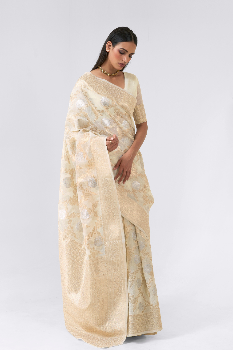 Traditional Linen Silk Saree with Elegant Zari Patterns