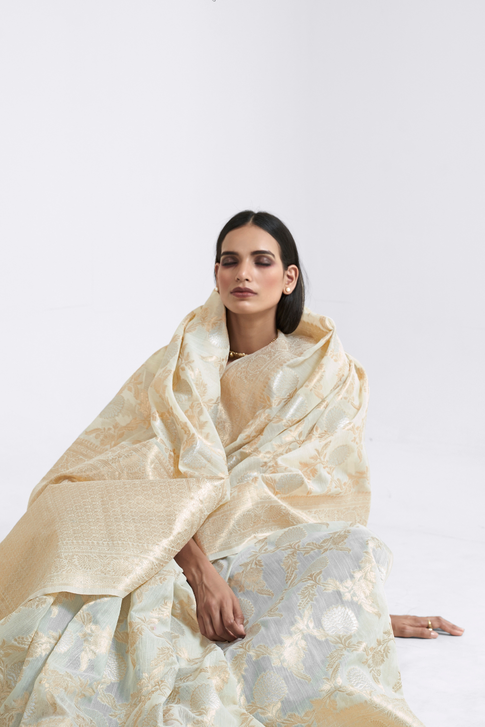 Traditional Linen Silk Saree with Elegant Zari Patterns