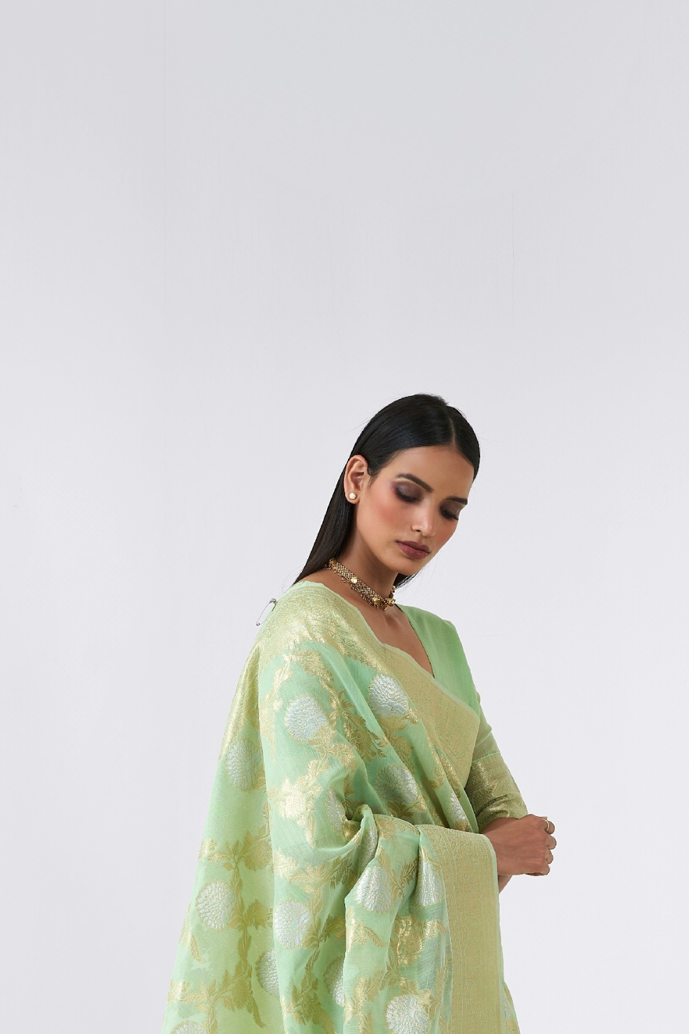 Traditional Linen Silk Saree with Elegant Zari Patterns