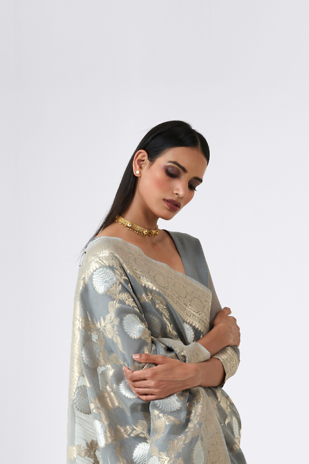 Traditional Linen Silk Saree with Elegant Zari Patterns