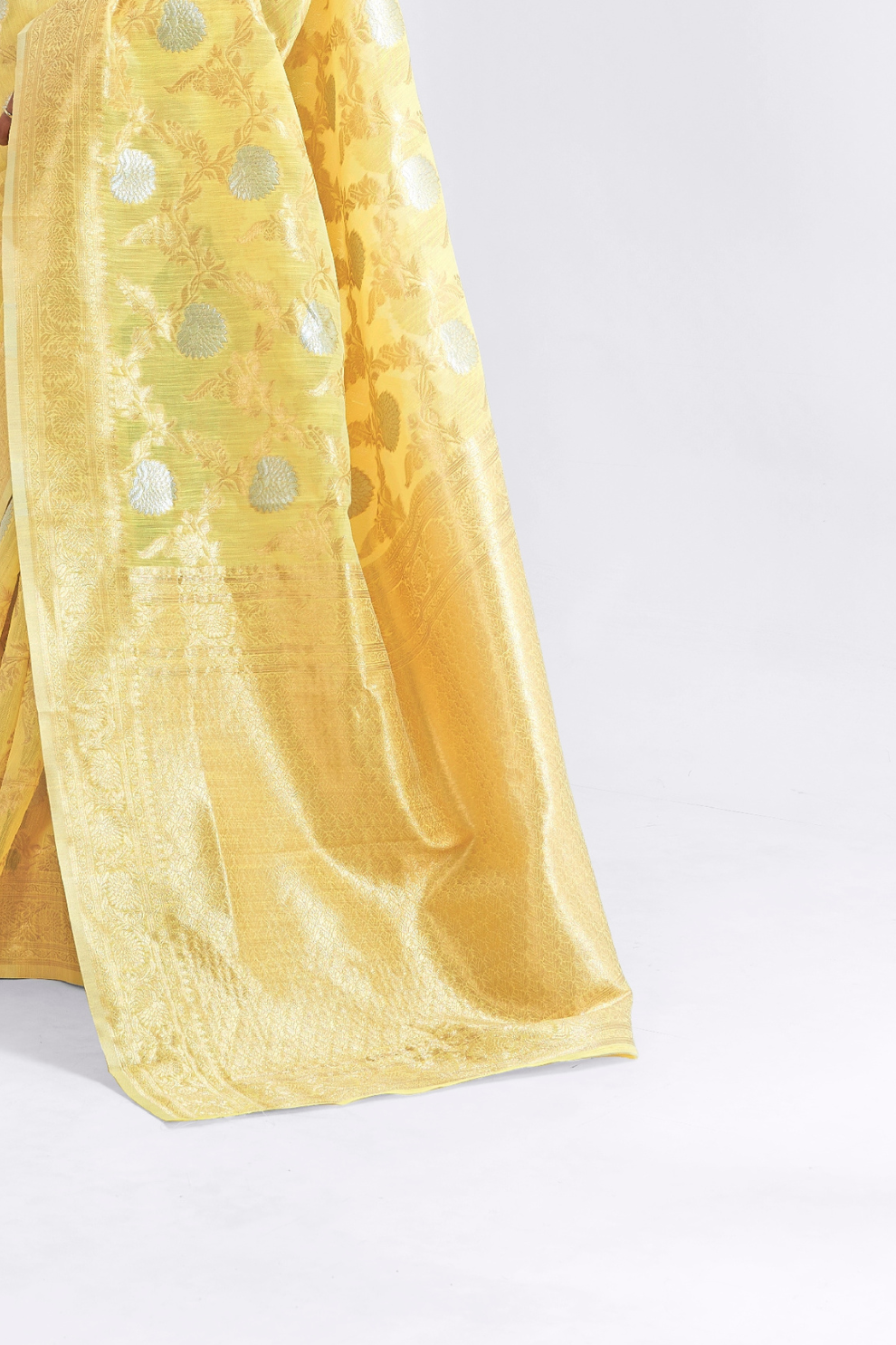 Traditional Linen Silk Saree with Elegant Zari Patterns