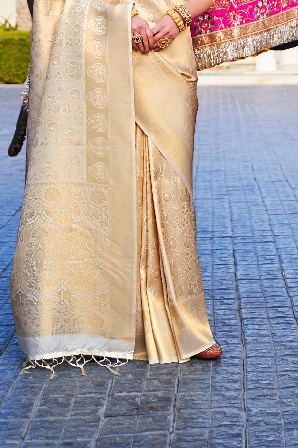 Elegant Kanjivaram Silk Saree with Rich Handloom Weaving
