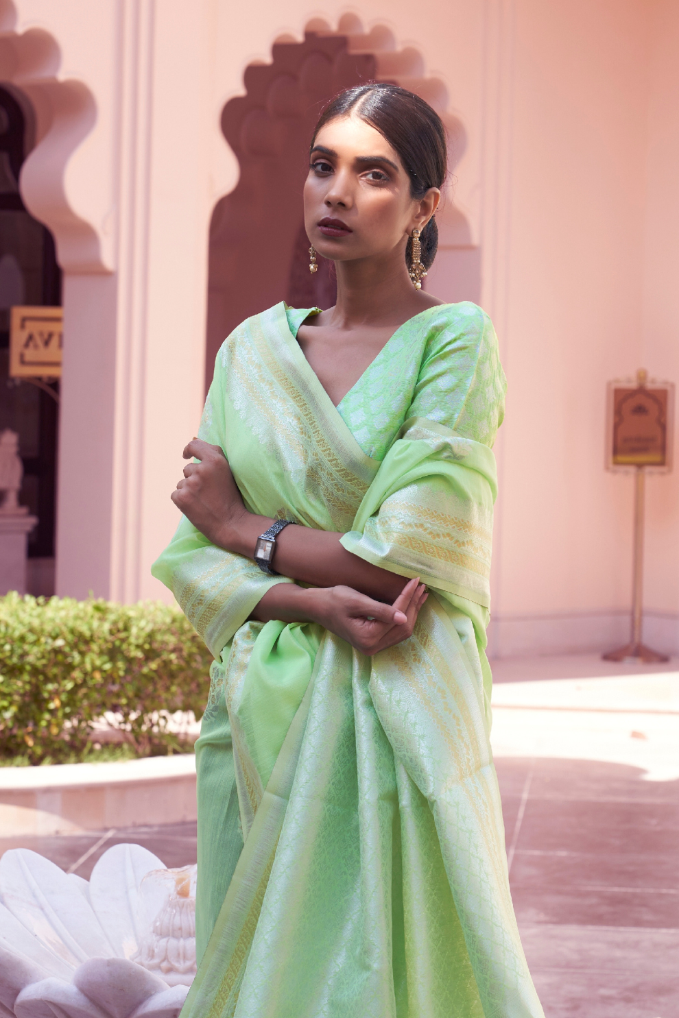 Pure Linen Silk Saree with Traditional Hand Weaving Design