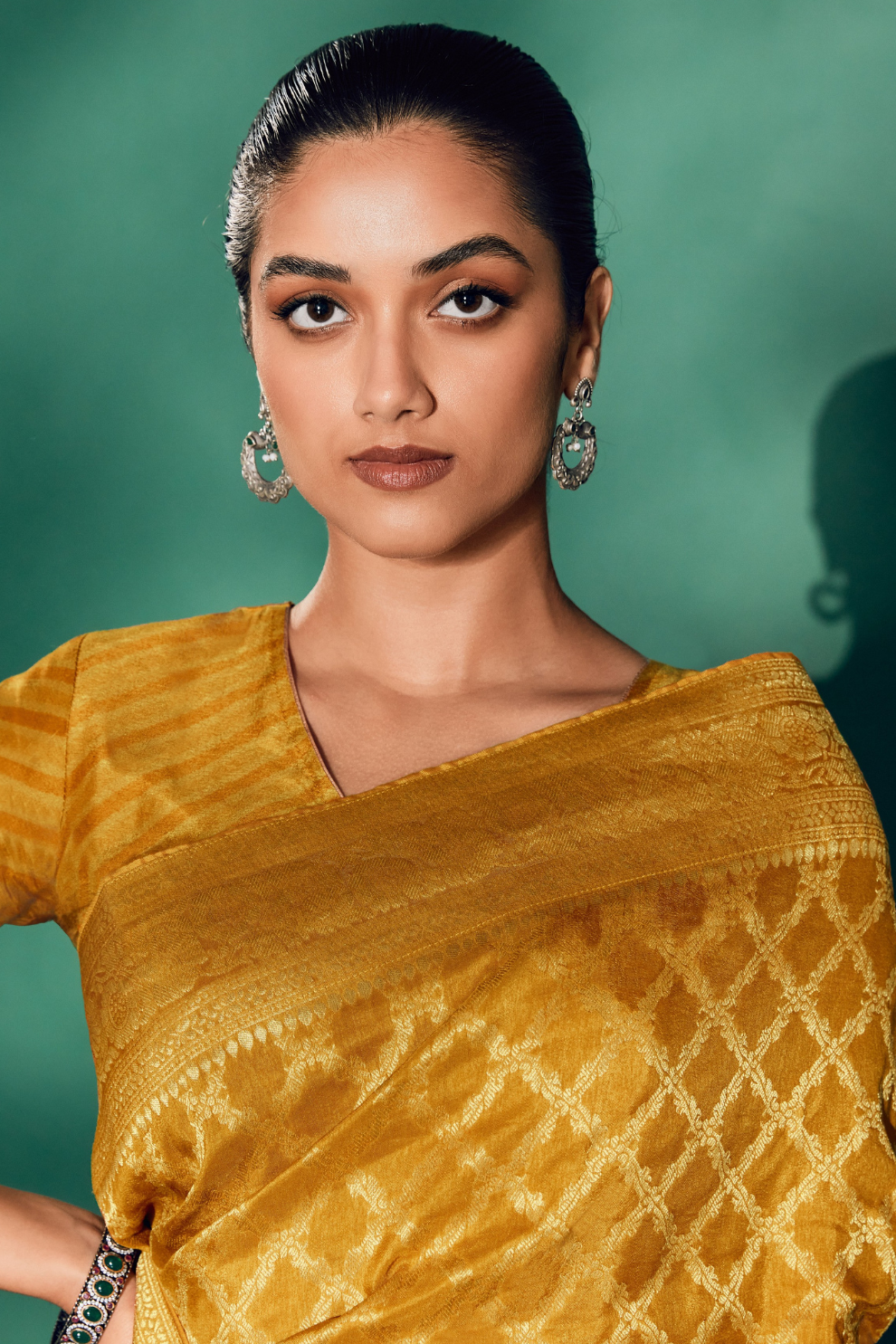 Classic Viscose Woven Solid Saree with Matching Blouse